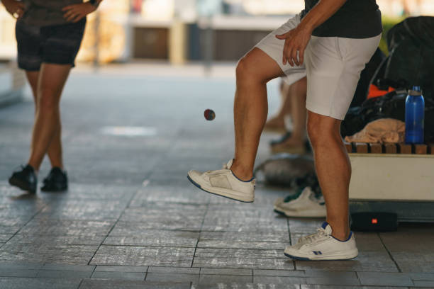 astuce footbag - throwing football men ball photos et images de collection