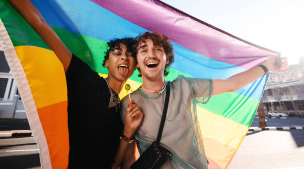 non-konforme männer feiern gay pride im freien - nonconforming stock-fotos und bilder