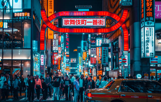 kabukicho, shinjuku à noite - urban scene business sign large group of people - fotografias e filmes do acervo