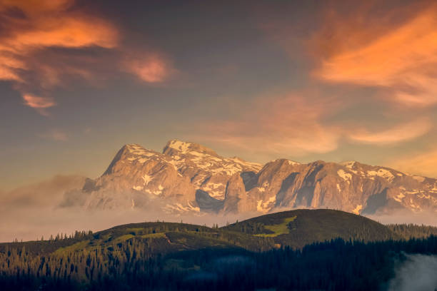 восход солнца на горе хохкёниг в альпах - alpenglow sunrise sun scenics стоковые фото и изображения