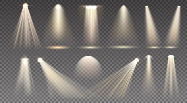 ilustrații de stoc cu fascicul de lumină. scenă realistă și lumina reflectoarelor scenică. izolat proiector de aur ray. lampă transparentă galbenă și efect de sclipici de soare. corp de iluminat strălucitor. set de șabloane de iluminare vectorială - proiector