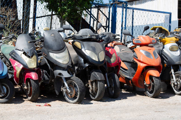 des motos mises au rebut et inutilisables sont en vente comme matériau de réparation - unusable photos et images de collection