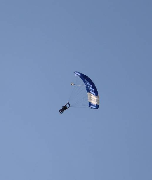 fallschirmspringen - skydiving air aerial view vertical stock-fotos und bilder