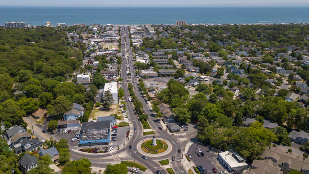 vue drone de rehoboth beach delaware - delaware photos et images de collection