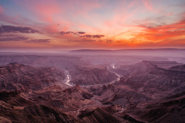 pôr do sol sobre o canyon do rio fish na namíbia, áfrica - dramatic sky famous place canyon majestic - fotografias e filmes do acervo