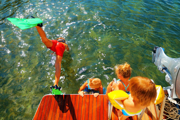 여름에 소년 - child inflatable raft lake family 뉴스 사진 이미지