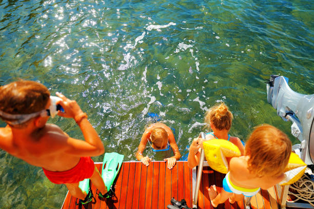 chicos en el verano - child inflatable raft lake family fotografías e imágenes de stock