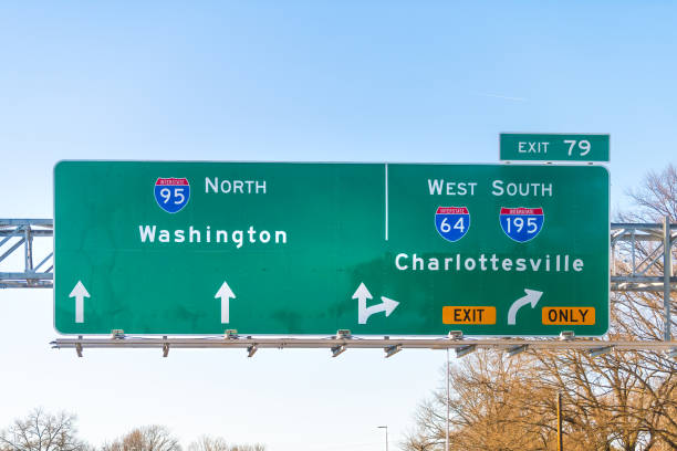 schild auf dem i95 interstate 95 highway in virginia für die ausfahrt nach charlottesville über die interstate 64 und washington dc in richmond, usa - 15838 stock-fotos und bilder