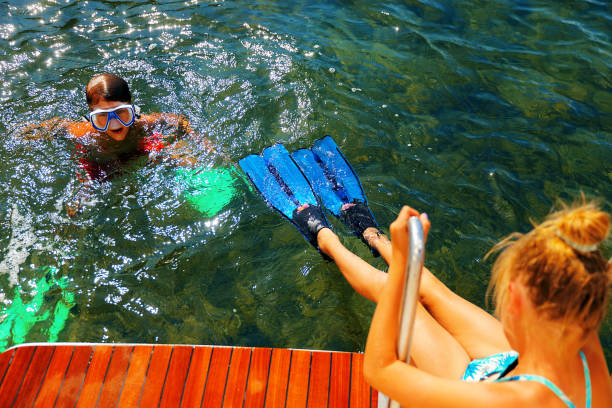 chicos en el verano - child inflatable raft lake family fotografías e imágenes de stock