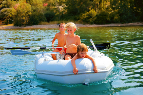 meninos no verão - child inflatable raft lake family - fotografias e filmes do acervo