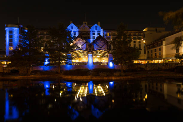 Beautiful Gaylord Texan Resort and Convention Center night reflection in a nearby pond Grapevine, Texas, USA - June 16th, 2021: Beautiful Gaylord Texan Resort and Convention Center night reflection in a nearby pond grapevine texas city stock pictures, royalty-free photos & images