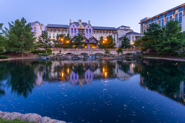 Beautiful Gaylord Texan Resort building over a stone bridge at twilight Grapevine, Texas, USA - June 15th, 2021: Beautiful Gaylord Texan Resort building over a stone bridge at twilight grapevine texas city stock pictures, royalty-free photos & images