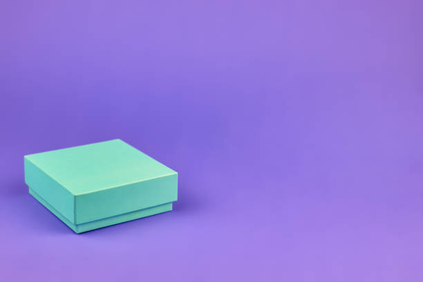 пустая квадратная коробка бирюзового цвета. шкатулка для украшений или подарка. макет небольшой подарочной коробки на фиолетовом фоне - gift purple turquoise box стоковые фото и изображения