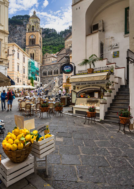 View of the charming Amalfi main square with shops selling fresh fruit and the cathedral in the background, Italy Amalfi, Italy, June 2021 – View of the charming Amalfi main square with shops selling fresh fruit and the cathedral in the background amalfi food stock pictures, royalty-free photos & images