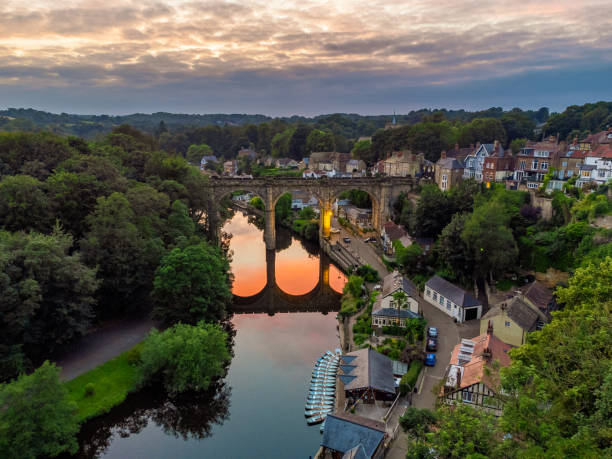 viadotto ferroviario di knaresborough sul fiume nidd nel north yorkshire, inghilterra, preso una serata estiva al tramonto - north yorkshire foto e immagini stock