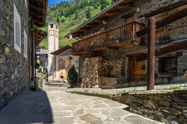vista delle case alpine e della chiesa di pontechianale, un tipico villaggio della valle varaita, piemonte, italia - provincia di cuneo foto e immagini stock