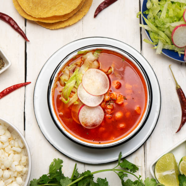 nourriture mexicaine. pozole rouge avec poulet sur fond blanc - arbol photos et images de collection