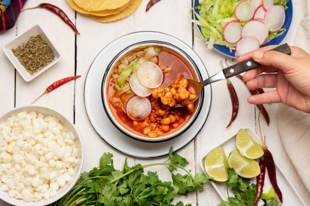 nourriture mexicaine. pozole rouge avec poulet sur fond blanc - arbol photos et images de collection