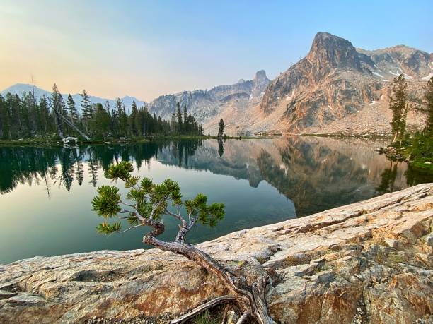 sawtooth mountains von idaho - sawtooth national recreation area stock-fotos und bilder