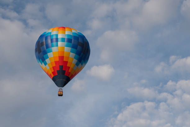 montgolfière - hot air balloon flying heat people photos et images de collection