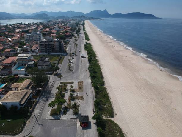 vista aérea da praia de piratininga em niterói, rio de janeiro. dia ensolarado. foto de drone - villa summer rock sand - fotografias e filmes do acervo