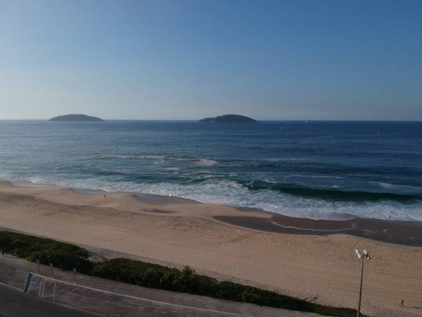 vista aérea da praia de piratininga em niterói, rio de janeiro. dia ensolarado. foto de drone - villa summer rock sand - fotografias e filmes do acervo