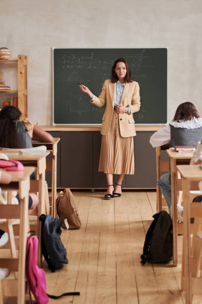 若い女性のティーチングクラス - professor teacher female blackboard ストックフォトと画像