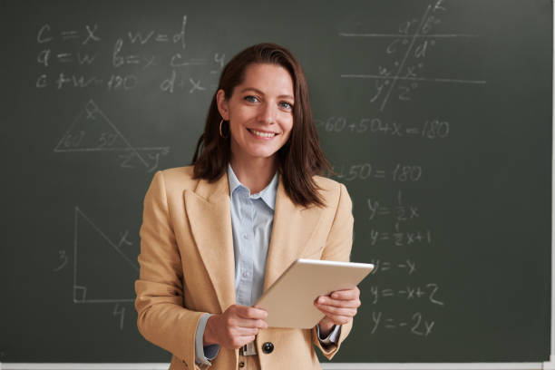 insegnante di matematica femminile a scuola - professor teacher female blackboard foto e immagini stock