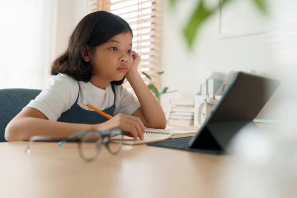 집에서 태블릿 디지털을 사용 하 여 아시아 어린 소녀, 강조 - learning boredom studying child 뉴스 사진 이미지