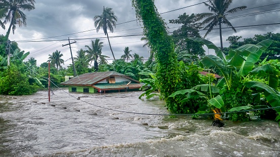 Una casa rural que está sumergida por las inundaciones causadas por las lluvias torrenciales en Filipinas. photo