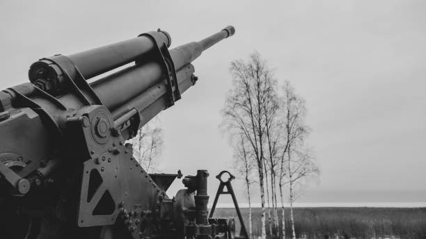 Artillery cannon monument. ancient howitzer Artillery cannon monument. ancient howitzer. black and white russian military photos stock pictures, royalty-free photos & images