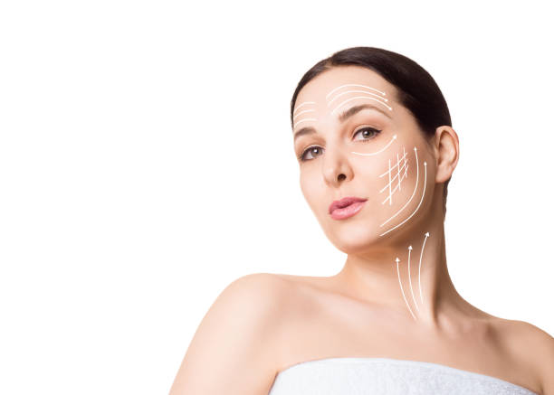 hermosa cara femenina, resaltada con flechas principales líneas de elevación facial, aislada sobre blanco. disparo a la cabeza de mujer caucásica bien arreglada más tamaño, pelo hacia atrás, sin tirantes. - mid adult women human skin neat good condition fotografías e imágenes de stock