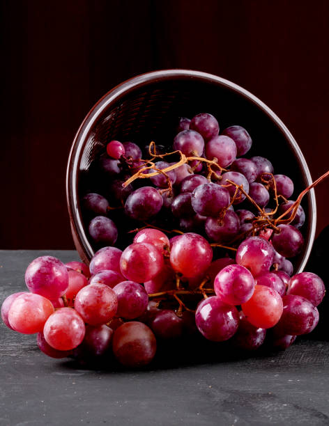 brocca vista laterale con uva rossa - wine bottle bottle burgundy wine foto e immagini stock