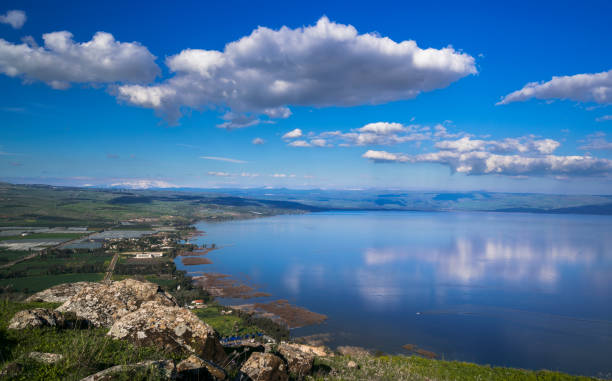 галилейское море, вид с горы арбель; израиль - lake tiberius стоковые фото и изображения