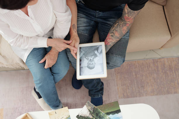 istock Family looking at old photo 1330671402