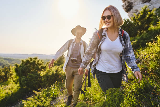 heureux couple de randonnée ensemble dans les montagnes - hiking photos et images de collection