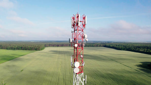 aéreo: torre de comunicación en zonas rurales - gsm tower fotografías e imágenes de stock
