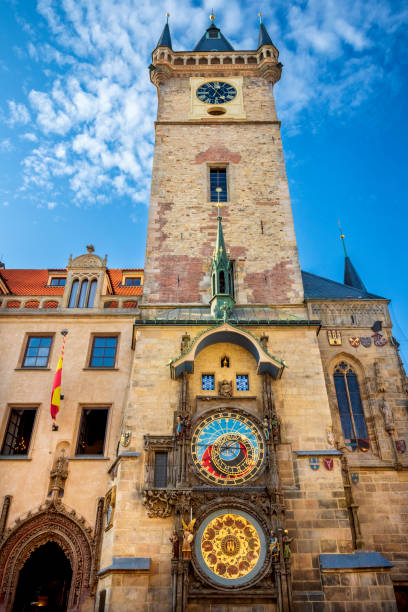 reloj astronómico de praga, reloj astronómico medieval, en la pared sur del ayuntamiento de la ciudad vieja en la plaza de la ciudad vieja, praga, república checa - astronomical clock fotografías e imágenes de stock