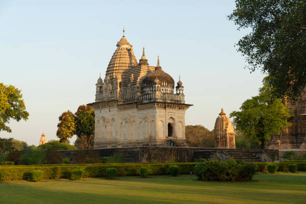 « npratapeshwar temple: façade - south east view, western group, khajuraho, madhya pradesh, inde, site du patrimoine mondial de l’unesco - sculpture khajuraho india indian culture photos et images de collection