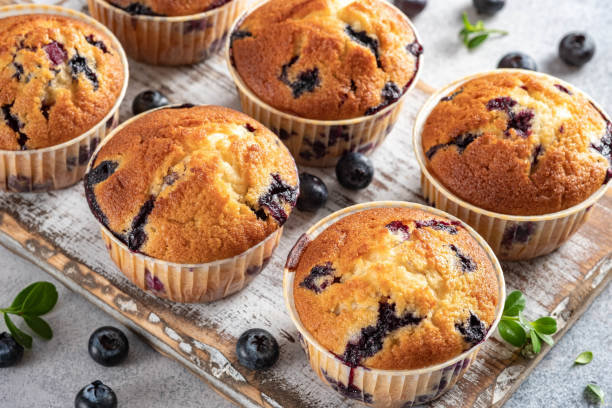 домашние веганские черничные кексы - muffin cake cupcake blueberry muffin стоковые фото и изображения