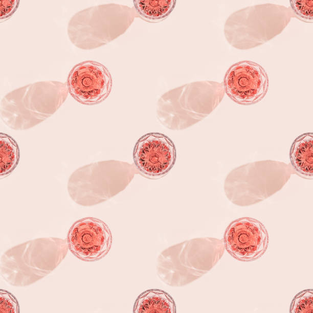 patrón con copa de vino de cerca, copa de vino rosado a la luz del sol brillante con sombra. concepto de bebidas alcohólicas de verano. - rosa rosada primer plano fotografías e imágenes de stock