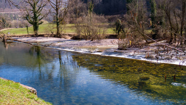 вид на ду 453-километровую (281 миль) реку на дальнем востоке франции, которая забредает в за�падную швейцарию. - doubs river стоковые фото и изображения