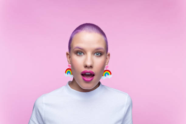 disparo a la cabeza de mujer con el pelo corto púrpura y pendientes de arco iris - mouth open fotos fotografías e imágenes de stock