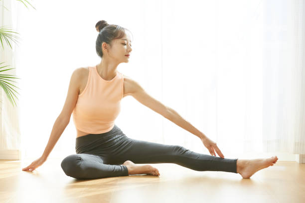 自宅で運動している若いアジアの女性 - yoga woman ストックフォトと画像