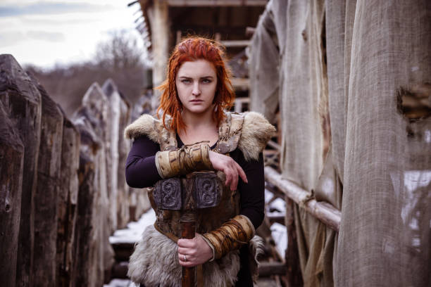 donna vichinga con martello in abiti da guerriero tradizionali. - viking foto e immagini stock