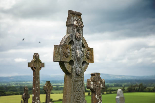 アイルランドのカセルの町にある古いケルトの墓地 - grave cemetery celtic culture tombstone ストックフォトと画像