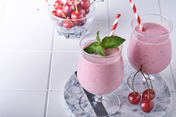 신선한 레드 베리, 치아 씨앗, 민트 그린 잎, 흰색 돌 부엌 배경핑크 체리 스무디. 선택적 초점. - healthy lifestyle cranberry healthy eating milk shake 뉴스 사진 이미지