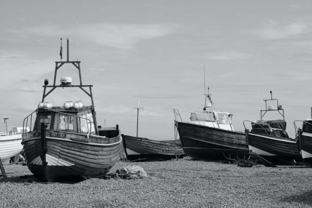 immagini monocromache di pescherecci sulla spiaggia - fishing boat trawler nautical vessel hastings england foto e immagini stock