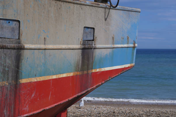 barche da pesca dai colori vivaci sulla spiaggia - fishing boat trawler nautical vessel hastings england foto e immagini stock