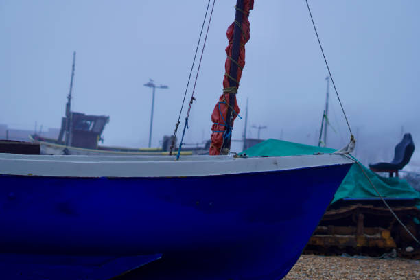 barche da pesca sulla spiaggia di hastings in una giornata nebbiosa e nebbiosa - fishing boat trawler nautical vessel hastings england foto e immagini stock